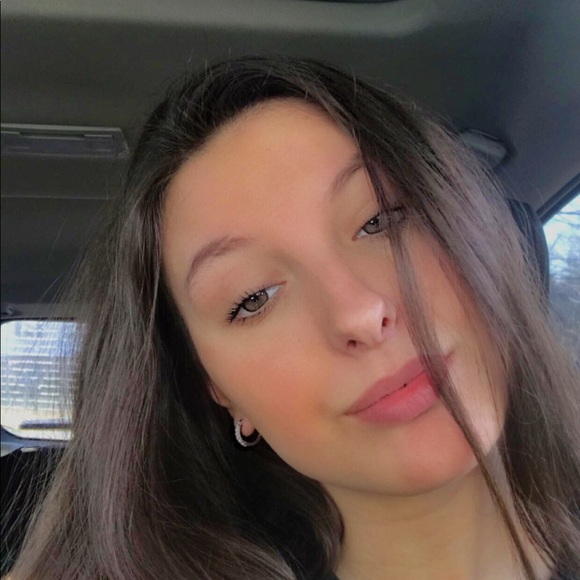 Meet your Posher, Ariana - Picture 1 of 1